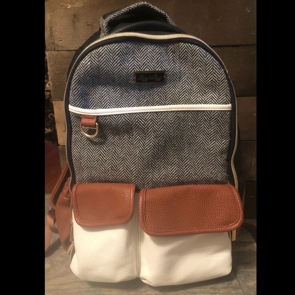 Itzy Ritzy Boss Diaper Bag: in like new condition.